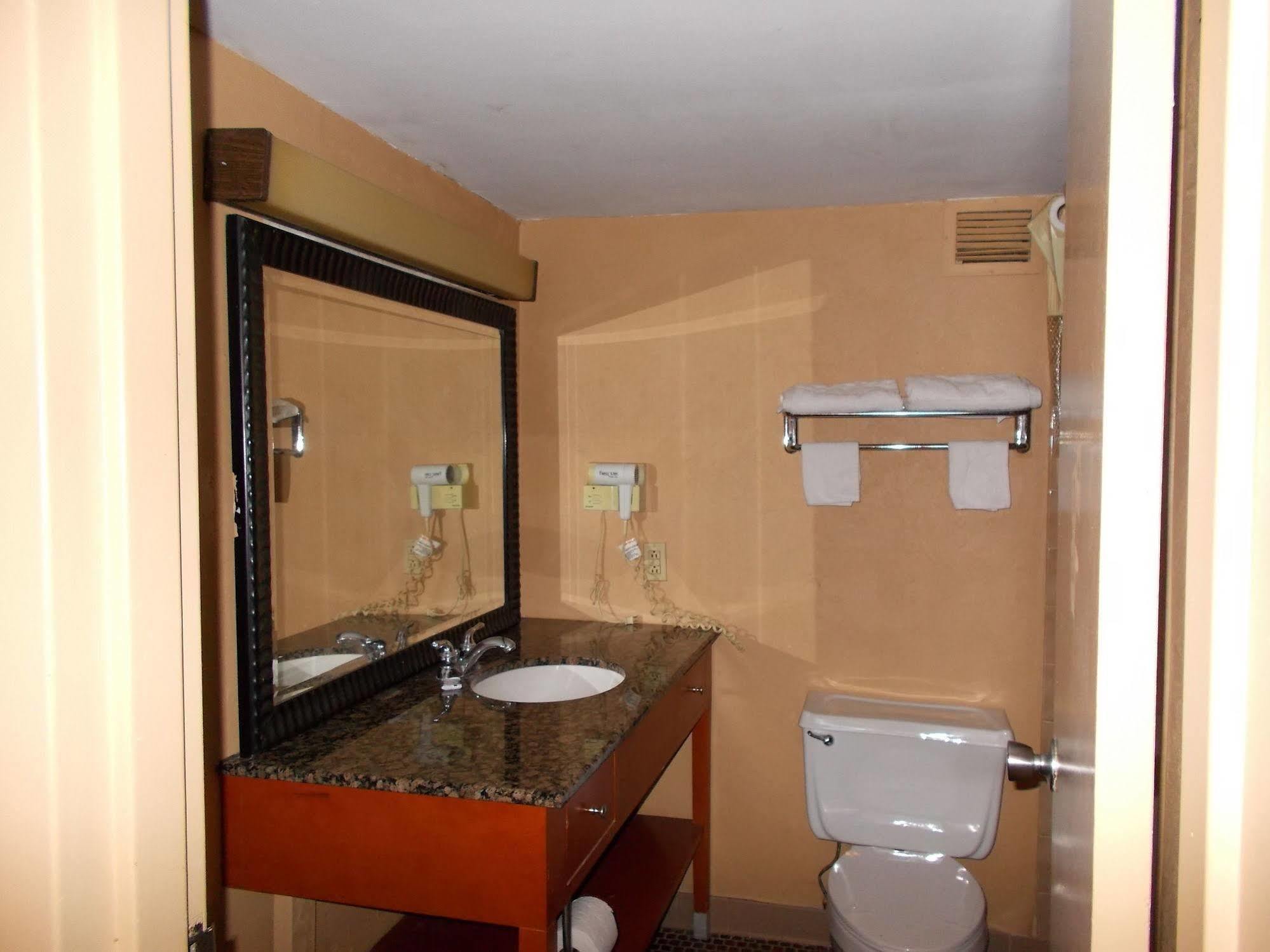 Seasons Inn And Suites Fort Smith Exteriör bild